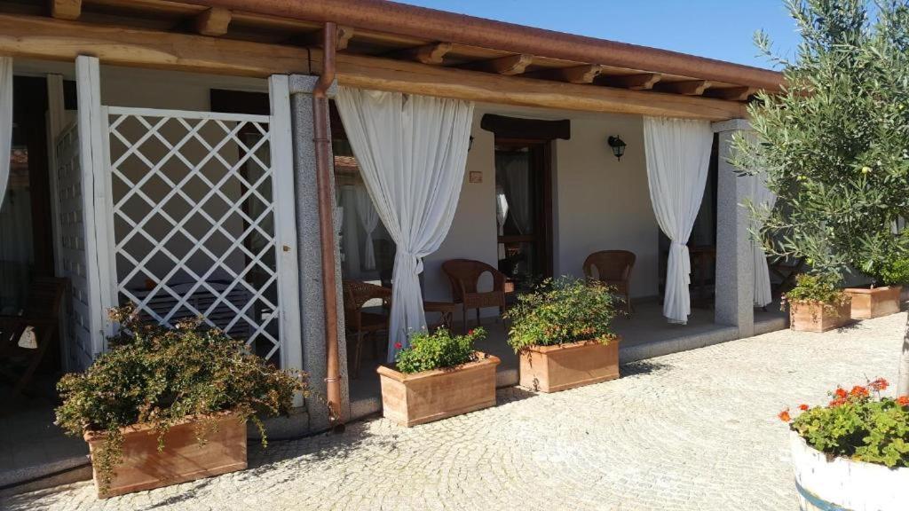 Case Vacanze Nioleo - Apartments And Pool Siniscola Kültér fotó